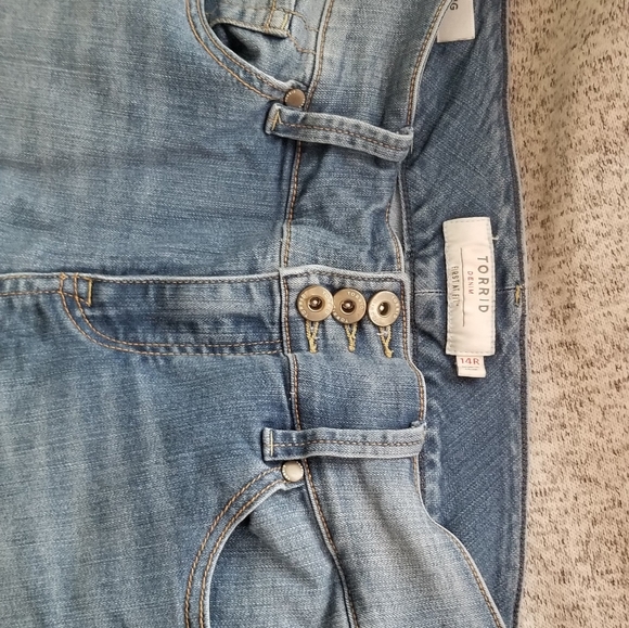 TORRID First at Fit Light Wash Skinny Jeans Jeggings 14R - Picture 2 of 4